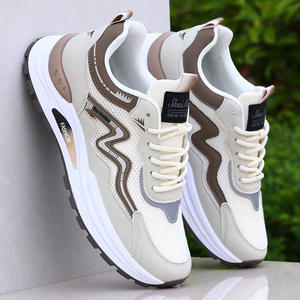 รองเท้ากีฬาลำลองผู้ชายแบบตาข่ายระบายอากาศทันสมัย น้ำหนักเบา สไตล์บาสเก็ตบอล สำหรับวัยรุ่น เหมาะกับกิจกรรมกลางแจ้ง กันลื่น รองเท้าวิ่ง - Product Image 6