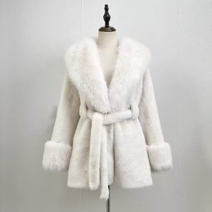 नकली फर कॉलर के साथ महिलाओं का नकली मिंक कोट सर्दियों की लंबी आस्तीन फ्यूरी ट्रिम पेपलम परका कोट - Product Image 4