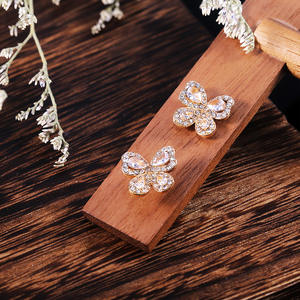 ต่างหูคริสตัลรูปดอกไม้สีโรสโกลด์ เครื่องประดับสำหรับงานปาร์ตี้สุดโรแมนติกสำหรับผู้หญิง ประดับด้วยคริสตัลสีขาว - Product Image 6