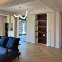 Vitrina de Vino Moderna Minimalista de Madera Maciza Blanca con Vidrio Transparente de Alta Calidad, Gran Capacidad y Almacenamiento Inteligente