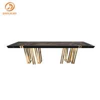 Table à manger moderne de luxe en marbre foncé avec pieds géométriques en métal doré, cadre noir, mobilier haut de gamme pour la décoration de salle à manger de villa