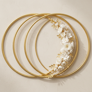Corona Decorativa Redonda de Metal Dorado con Flores Blancas, Hecha a Mano, Arte de Pared Romántico para Boda, Paquete de Varias Piezas - Product Image 4