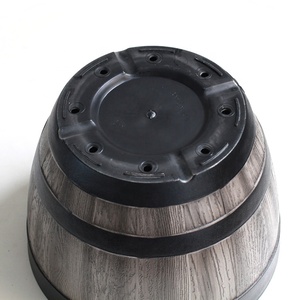 Venta al por mayor biodegradable decoración <span class=keywords><strong>de</strong></span> jardín al aire libre PP PE HDPE maceta <span class=keywords><strong>de</strong></span> plástico maceta <span class=keywords><strong>de</strong></span> barril <span class=keywords><strong>de</strong></span> <span class=keywords><strong>madera</strong></span> diseñado <span class=keywords><strong>para</strong></span> el balcón del hogar - Product Image 5