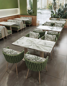 Banqueta de Pared Tapizada con Diseño Floral Tropical, Mesa con Base de Madera y Tapa de Piedra, Silla Verde Trenzada, Suministro al por Mayor para Bistro - Product Image 1