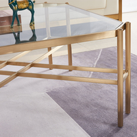 Table basse moderne de style européen luxueux pour le salon, avec base en métal doré et plateau en verre trempé