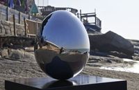 Sculpture abstraite en forme d'oeuf argenté en acier inoxydable en métal décorée d'hôtel d'intérieur avec piédestal en marbre noir