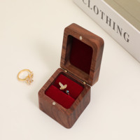 Tragbare Schmuckaufbewahrungsbox aus Walnussholz Mini-Ring- und Ohrringbox für Boutique-Schmuckverpackung und -Sammlung