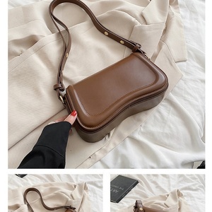 Sac à bandoulière tendance pour femme avec chaînes, en cuir PU, ouverture supérieure, idéal pour un usage quotidien - Vente en gros - Product Image 6
