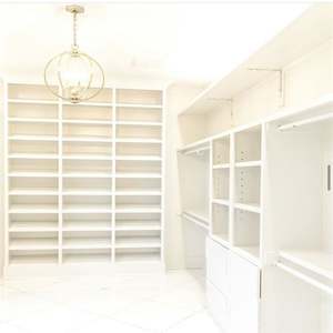 Armoires de dressing de style européen moderne avec éclairage LED intégré, quincaillerie de marque supérieure, porte en verre - Product Image 4