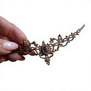 Collier ras du cou en macramé fait main avec pierres précieuses violettes, style bohème tressé plaqué or, vente en gros, HARI OM CREATIONS, fournisseur de pierres de naissance de mai - Product Image 1