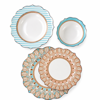 Service de table en porcelaine fine de style méditerranéen de luxe marocain, assiettes et bols en forme de fleur avec poignée dorée OEM ODM