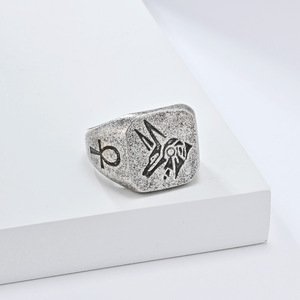 Bague vintage en acier titane, style vieilli, avec tête de chacal du dieu gardien Anubis de l'Égypte ancienne, bracelet unique et imposant du dieu de la mort. - Product Image 4