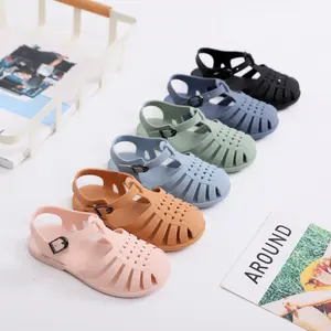 Neue Mode einfarbige Schnalle hohle Kinder sandalen Weiche Sohle Freizeit schuhe mit Löchern für den täglichen Gebrauch Kinder Sommers andalen