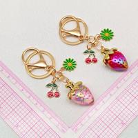 Porte-clés Fraise Cerise en Résine et Alliage, Breloque Marguerite en Forme de Cœur, Pendentif Décoratif pour Sac