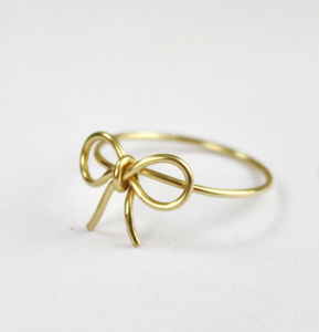 Anello con papillon in oro minimalista avvolto in filo avvolto in oro Dimentica Me anello con nodo con anello con nodo e promessa amicizia - Product Image 1