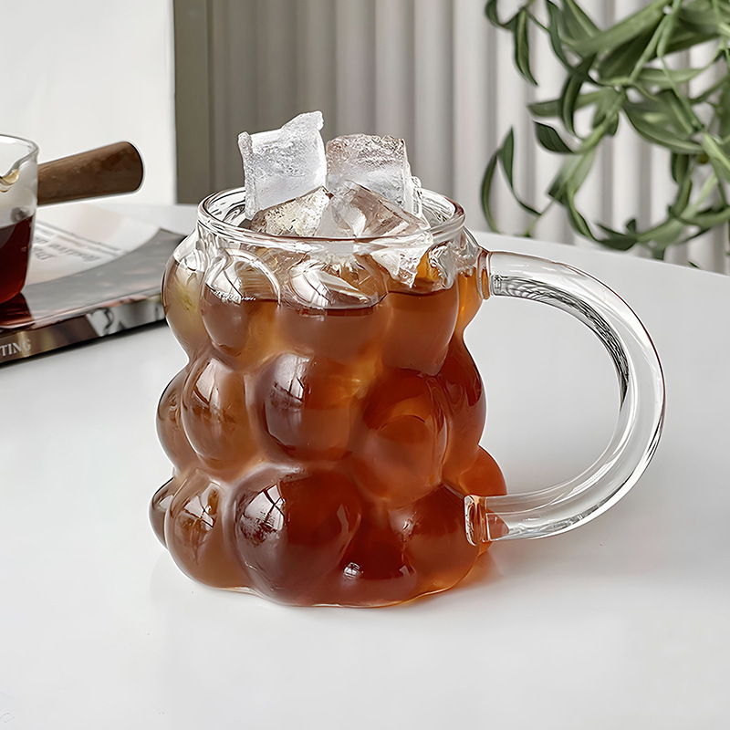 Verre à raisin transparent avec une anse.