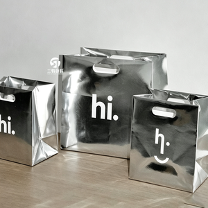 Sacs cadeaux en papier argenté personnalisés en usine avec logo UV en relief, emballage pour vêtements, sous-vêtements, chaussures et chapeaux avec poignées - Product Image 6