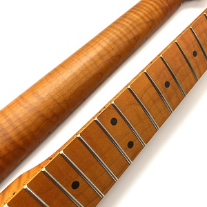 Mástil de guitarra de 22 trastes con acabado satinado Nitro, mástil de guitarra ST de arce flameado tostado con diapasón de arce - Product Image 2