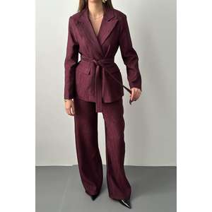 Conjunto de Chaqueta y Pantalones Formales con Cinturón Color Borgoña, Diseño Brillante, Venta al Por Mayor - Product Image 2