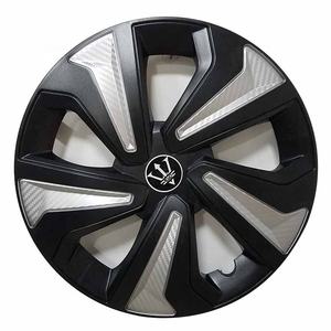 Deux couleurs <span class=keywords><strong>13</strong></span> 14 15 <span class=keywords><strong>pouces</strong></span> couverture de volant de voiture noir et argent <span class=keywords><strong>enjoliveurs</strong></span> de direction couvre-volant chauffant en PP ou ABS - Product Image 2