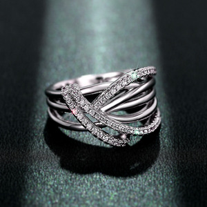 Anello da donna minimalista a strati intrecciati, gioiello di lusso leggero e alla moda, accessorio elegante con zirconi. - Product Image 1