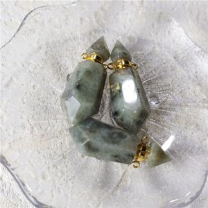 Pendentif Bouteille de Parfum en Cristal Naturel Labradorite Sculpté à la Main, Bijou Élégant pour Parfum, Décoration, Cadeau, Vente en Gros - Product Image 1