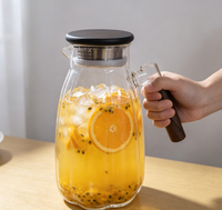 Carafe en verre borosilicate en forme de goutte d'eau avec infuseur en acier inoxydable et poignée latérale en bois pour café froid, thé et jus
