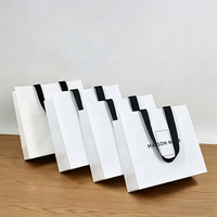 Sac en papier personnalisé de luxe avec logo en feuille d'or, mat, gaufré, laminé, grand, moyen, blanc, solide, pour magasin de vêtements, sac de shopping