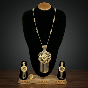 Formant des bijoux longs avec des pendentifs, des bijoux plaqués or vintage, des bijoux de luxe, des bijoux traditionnels, des bijoux en laiton plaqué or. - Product Image 1