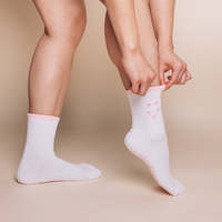 Chaussettes de Pilates antidérapantes blanches avec logo brodé personnalisé pour femmes, chaussettes de yoga confortables et respirantes, chaussettes de Pilates avec grip