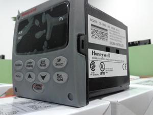 ฮันนี่เวลล์ DC2800-EE-0S0-200-000-00-0 เทอร์โมสตัท ใหม่และเป็นของแท้ - Product Image 1