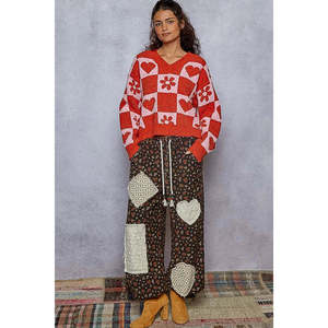 เสื้อสเวตเตอร์ลายตารางหมากรุกลายหัวใจคอวีเสื้อ100% อะคริลิคสีแดง/ชมพูทรงโอเวอร์ไซส์ยืดได้เล็กน้อย - Product Image 2