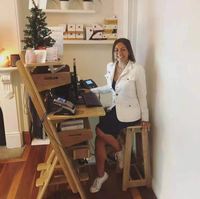 Bureau d'enseignement moderne et minimaliste en contreplaqué, réglable en hauteur électriquement sans vis, pour le bureau et l'école. Meubles de maison