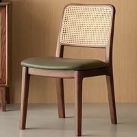 Chaise de salle à manger JP Mid Century en noyer avec dossier en rotin et assise rembourrée en cuir vert pour la maison