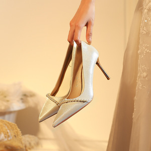 Escarpins à talon fin et bout pointu en satin champagne ornés de perles pour occasions de mariage et banquets - Product Image 4