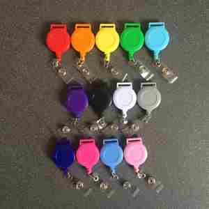 Cordon rétractable pour badge d'identification - Porte-badge en plastique durable avec logo personnalisable et dégagement rapide pour événements, bureaux et cadeaux - Product Image 2
