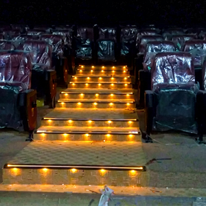 Profilé en aluminium pour éclairage de cinéma intérieur commercial avec système d'éclairage de marche jaune chaud - Product Image 1