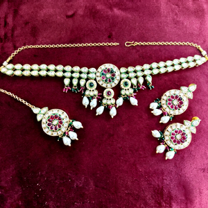 ชุดสร้อยคอคุณภาพพรีเมียมแบบ Kundan พร้อมต่างหูและเครื่องประดับศีรษะแบบ Maang Tikka ชุบทอง สำหรับเจ้าสาว เครื่องประดับงานแต่งงานแบบอินเดียดั้งเดิมประดับมุก - Product Image 1