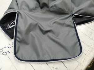 Manta impermeable premium para caballos para protección invernal y comodidad al montar al aire libre - Product Image 4