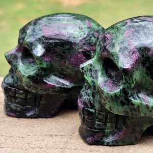 Venta al por Mayor de Cristalhola, Calaveras de Piedra Epidota Zoisita Natural de Alta Calidad, Talladas a Mano, Artesanías, Decoración para el Hogar y Halloween - Product Image 6