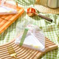 En stock récipient transparent pour tranches de gâteau Boîte d'emballage en plastique avec fourchette pour supports triangulaires jetables en portions de gâteau individuelles