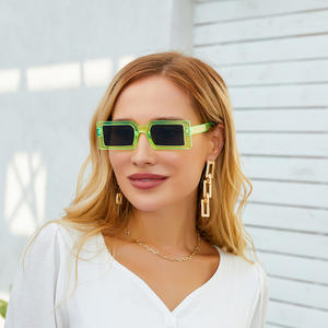 Lunettes de soleil carrées rouges pour femmes, protection UV400, matériau PC, lunettes de soleil de voyage à la mode - Product Image 4