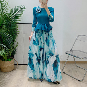 Thiết kế in họa tiết thời trang và giản dị, gồm áo hai mảnh tay dài cổ đứng và chân váy dài, dáng rộng, phù hợp với mọi người. - Product Image 2