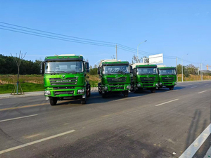 Camion-citerne à chargement automatique HOWO6×2 pour aliments en vrac, camion de transport de grande capacité, camion de transport de poudre en vrac à trois essieux de 35 000 L - Product Image 4