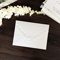 Enveloppe d'invitation de mariage style amour à motif floral imprimé numérique sur papier de riz perlé gaufré avec bordure en dentelle et rabat triangulaire