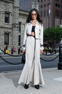 Set Due Pezzi da Donna Personalizzato OEM con Giacca Cargo a Maniche Lunghe con Colletto Dentellato e Gonna Lunga a Sirena - Product Image 3