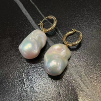 Vente en gros de boucles d'oreilles pour femmes en argent S925 plaqué or avec perles d'eau douce de style baroque Edison de 14 à 17 mm, anti-chute