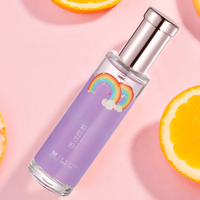 Damesparfumspray, hoge slanke glazen fles met zilveren dop, fruitig perzik-citrus roze sinaasappelschijfje, de hele dag.