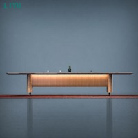 Table de conférence moderne à LED avec prise électrique et surface en placage de bois pour salle de réunion de direction