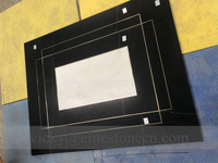 Médaillon en marbre noir Marquina et marbre blanc, découpé au jet d'eau, avec incrustations de lignes en laiton et cuivre pour cabine d'ascenseur